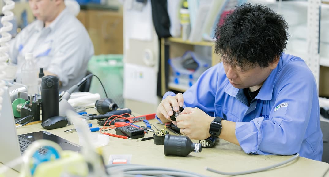 計装機器や電気機器の組立の画像