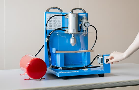 空気圧装置挟まれ体感